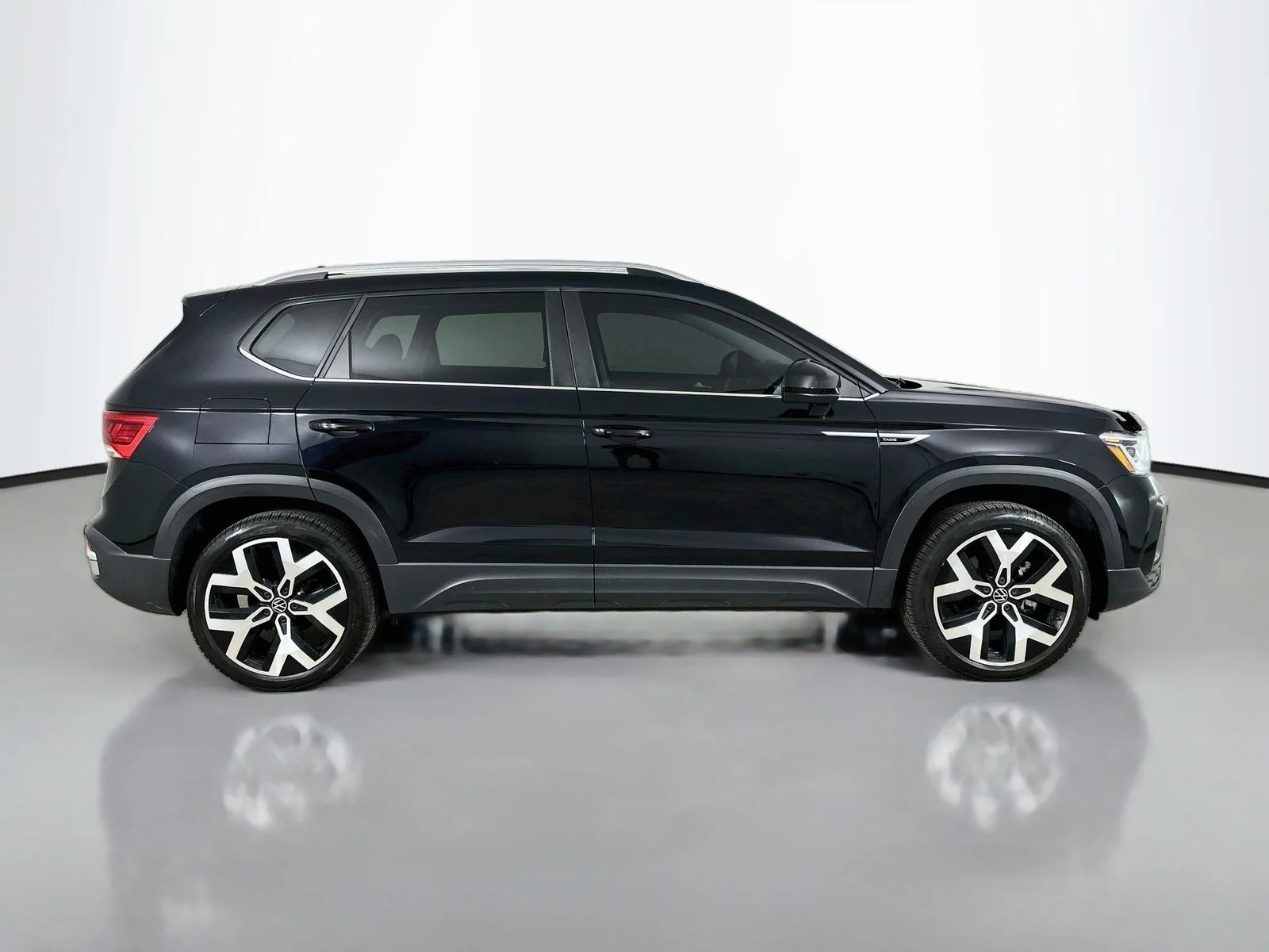 Used 2022 Black Volkswagen  image 4