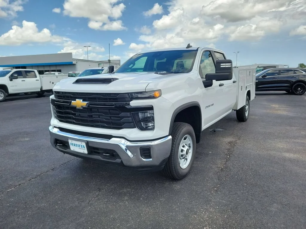 New 2026 Summit White Chevrolet WT image 23