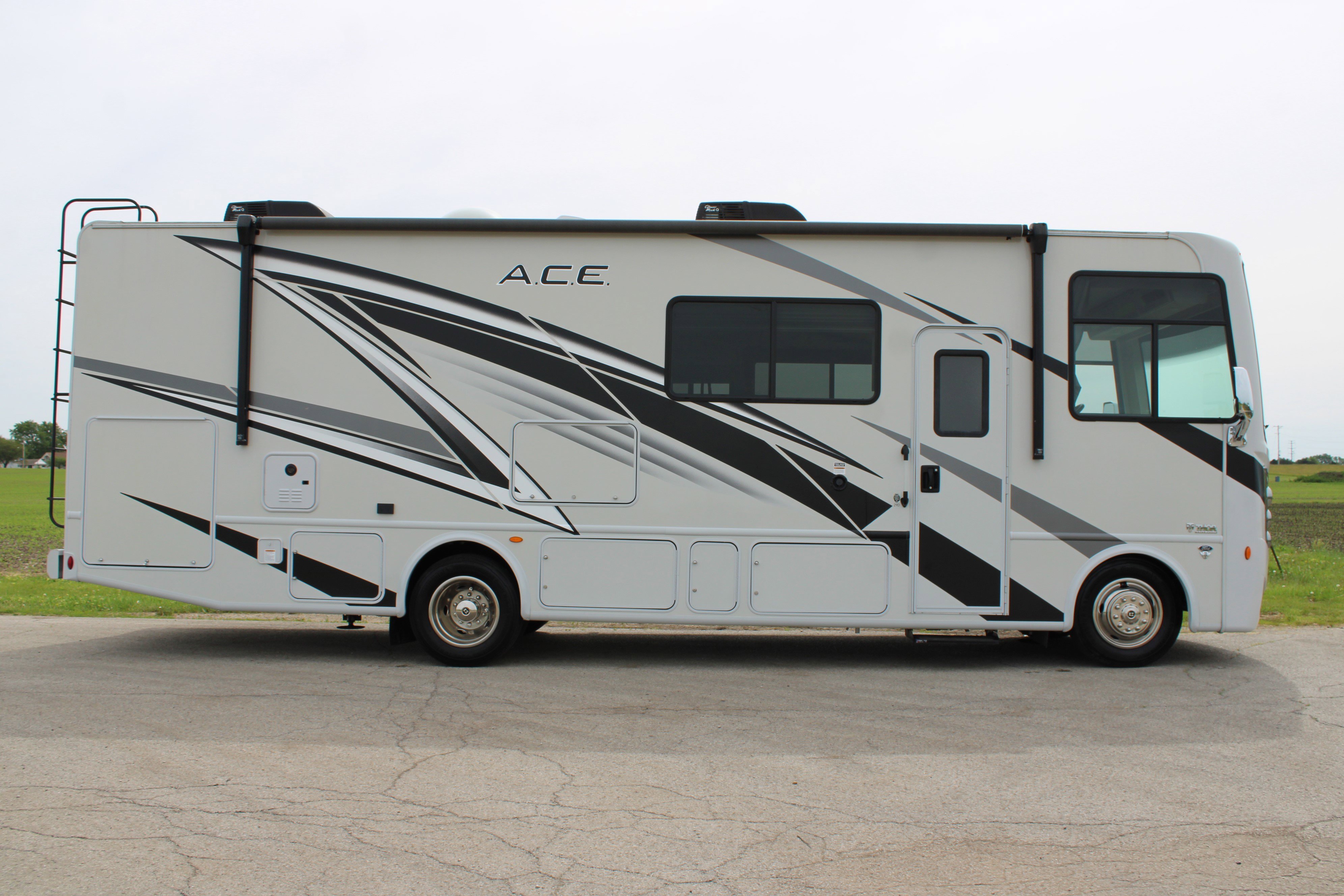 Used 2023 White Ford  image 3
