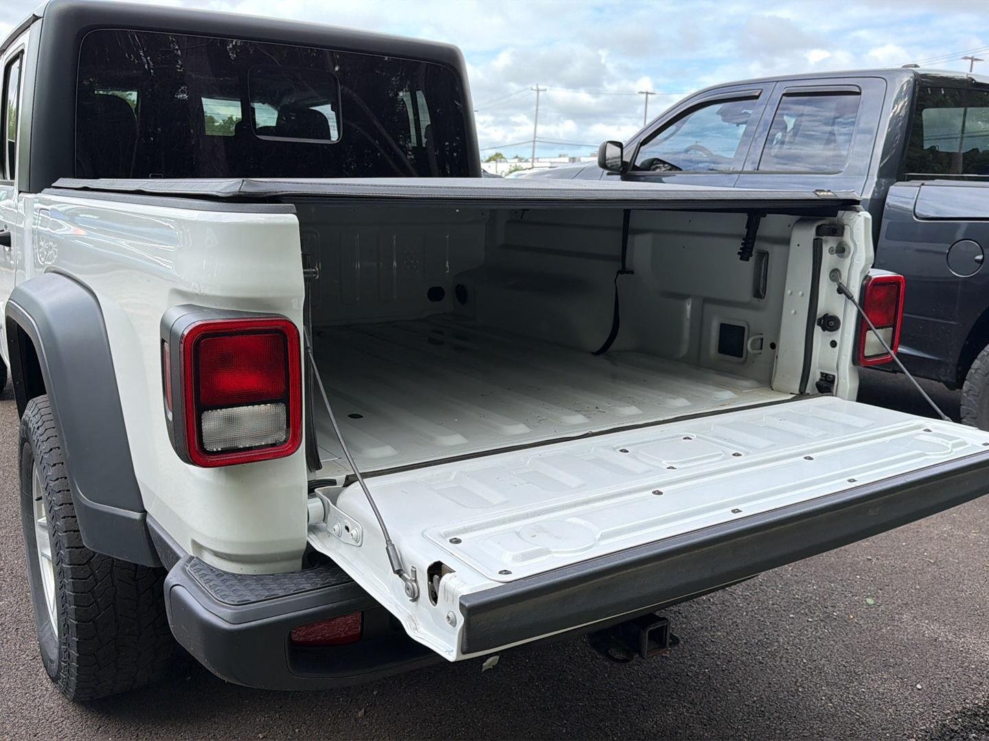 Used 2020 Bright White Clearcoat Jeep Sport S image 16