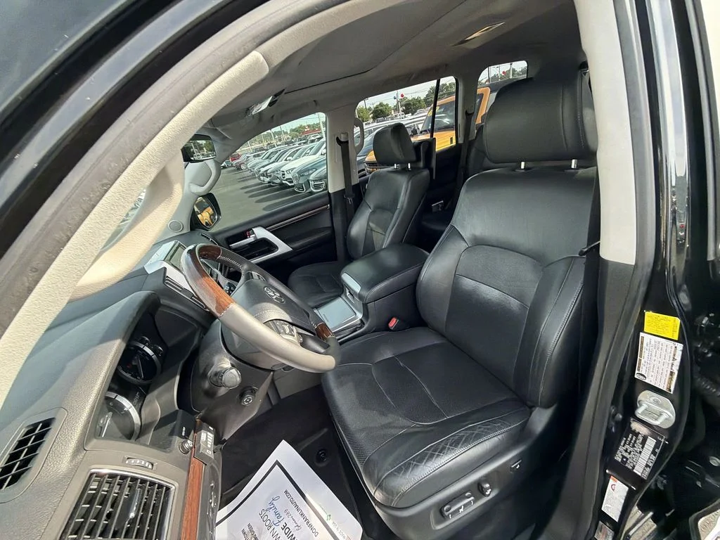 Used 2016 Black Toyota Base image 17