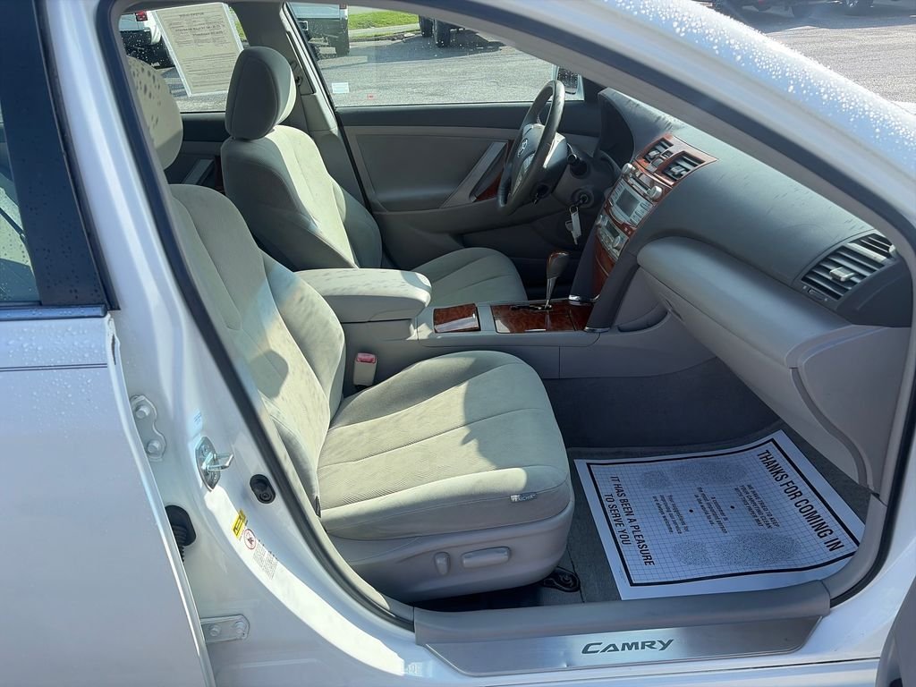 Used 2009 Super White Toyota  image 40