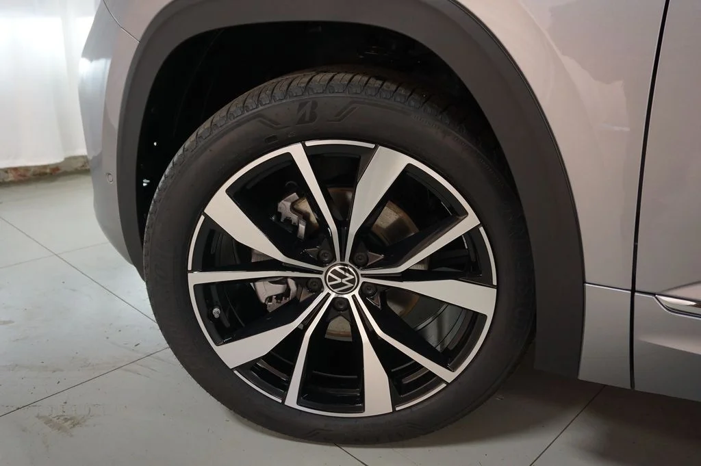 New 2026 Silver Mist Volkswagen 2.0T SEL Premium R-Line image 38