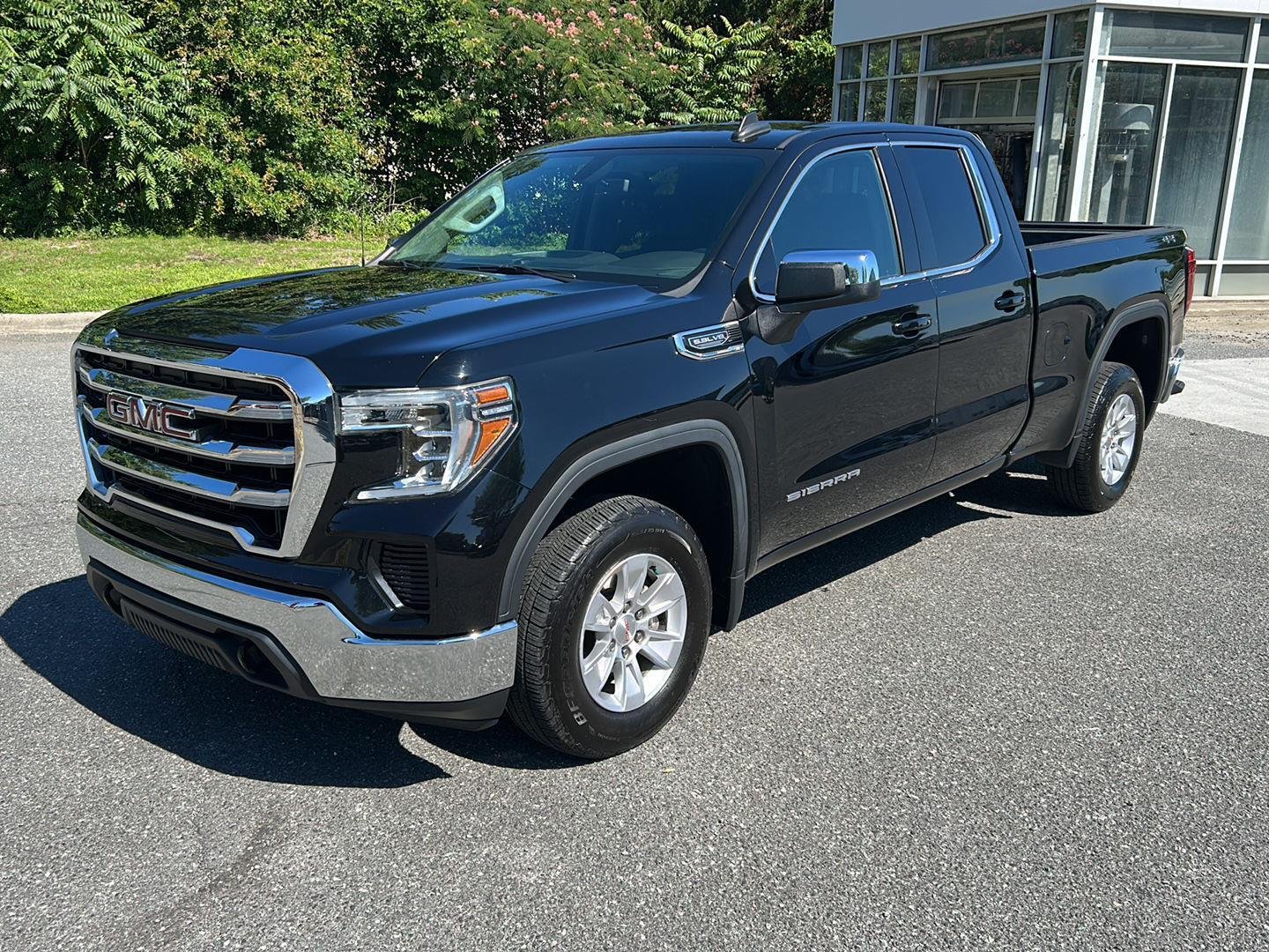 Used 2019 Onyx Black GMC SLE image 1