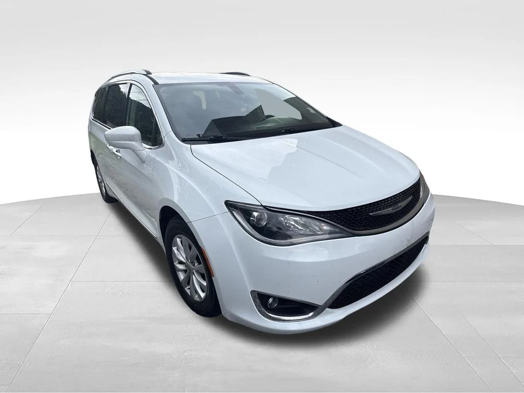Used 2018 White Chrysler Touring L image 3