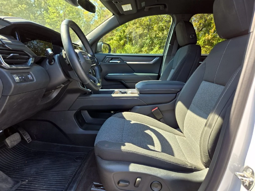 Used 2025 White GMC Elevation image 9