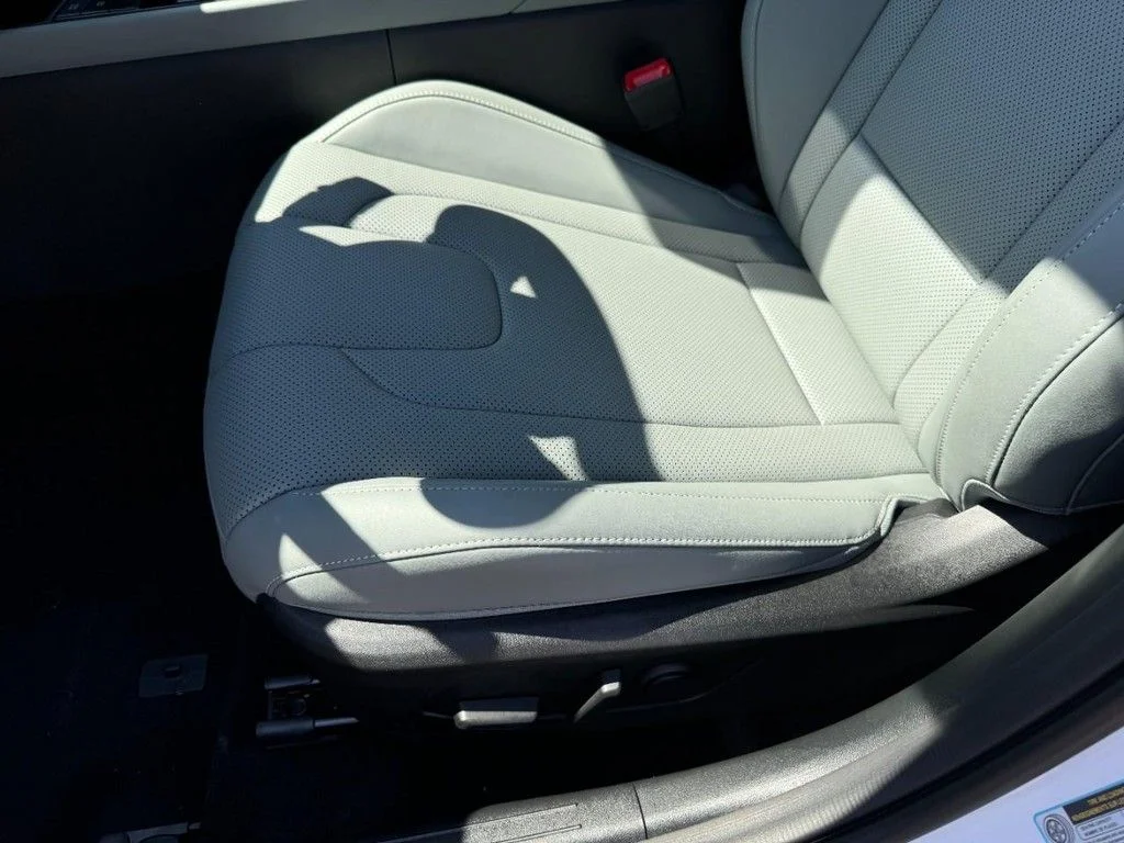 2025 Hyundai Elantra Limited - Photo 17