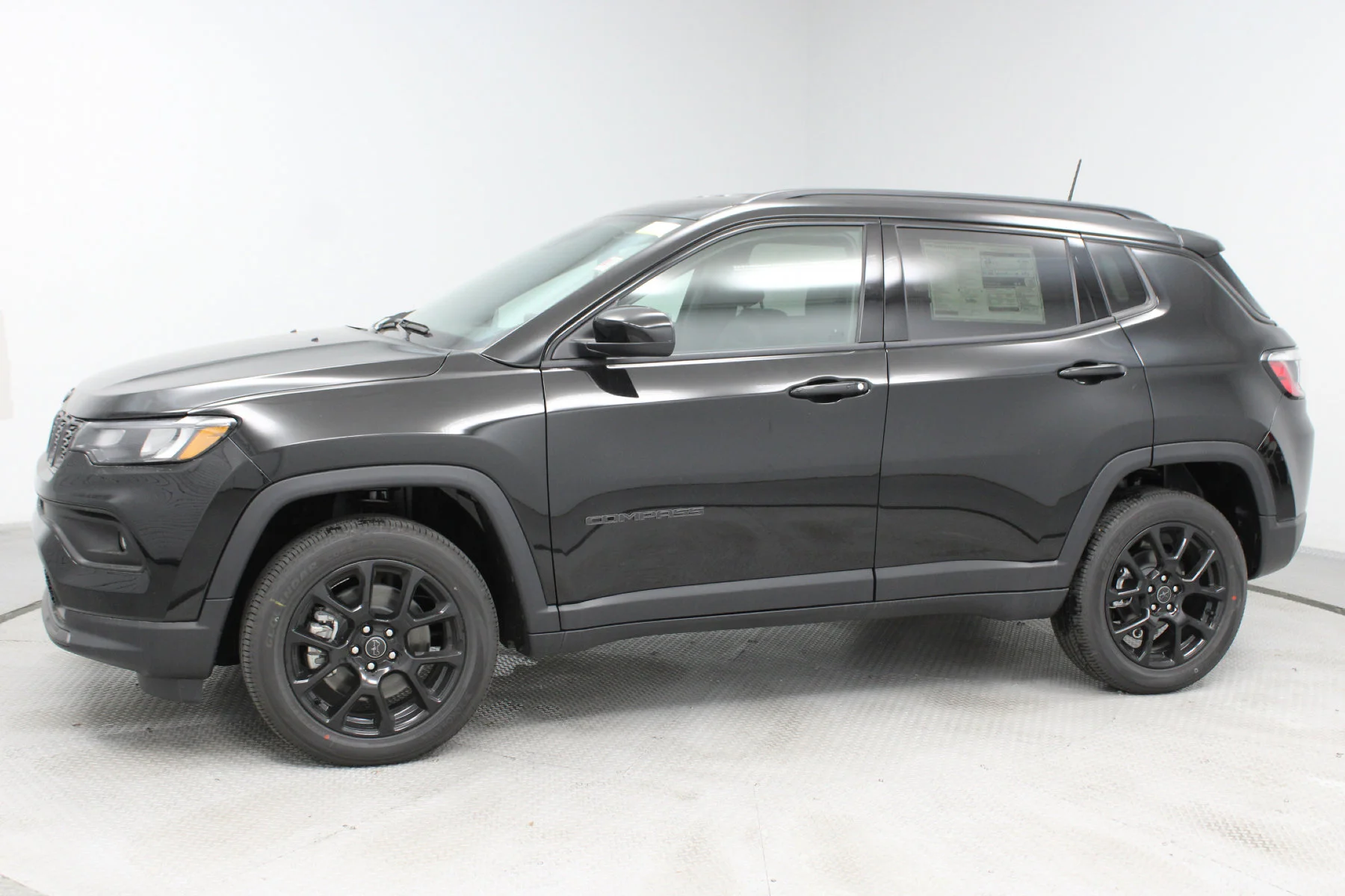 New 2026 Diamond Black Crystal Pearl-Coat Exterior Paint Jeep Latitude Altitude 4x4 image 26