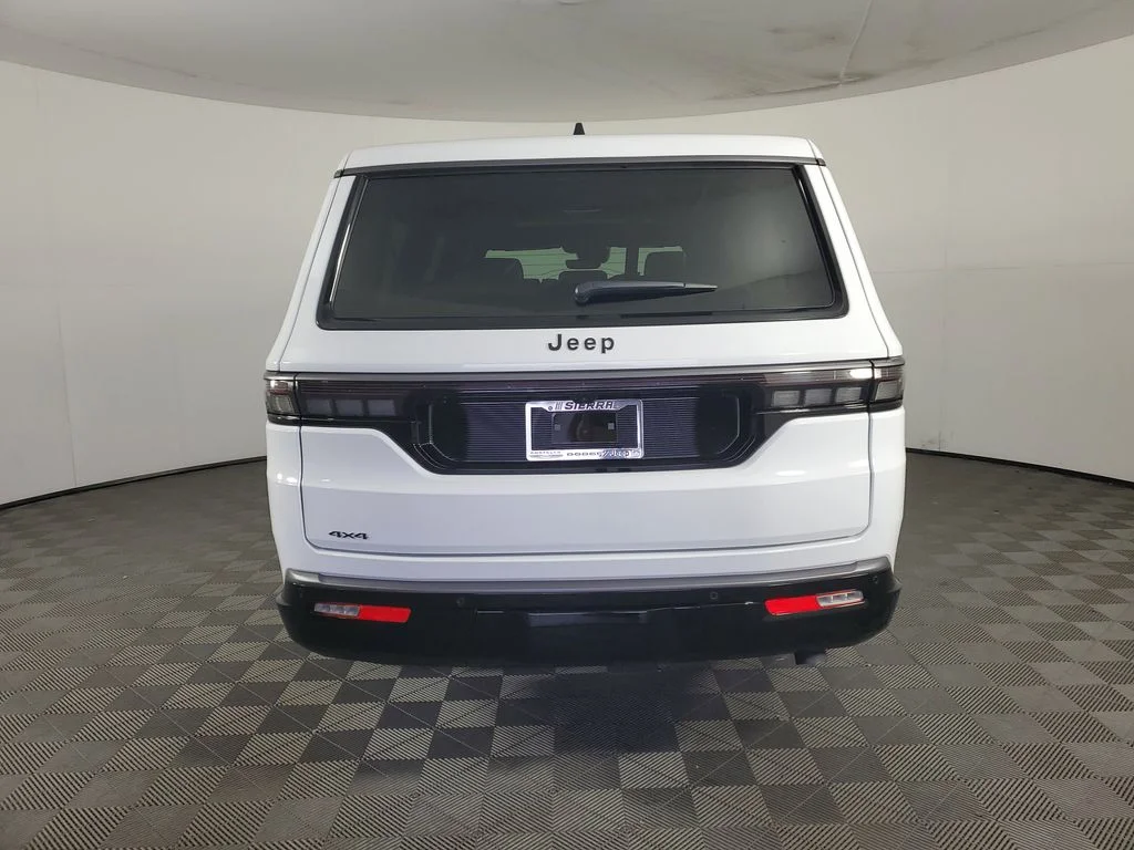 New 2026 Bright White Clear-Coat Exterior Paint Jeep Limited Reserve image 5