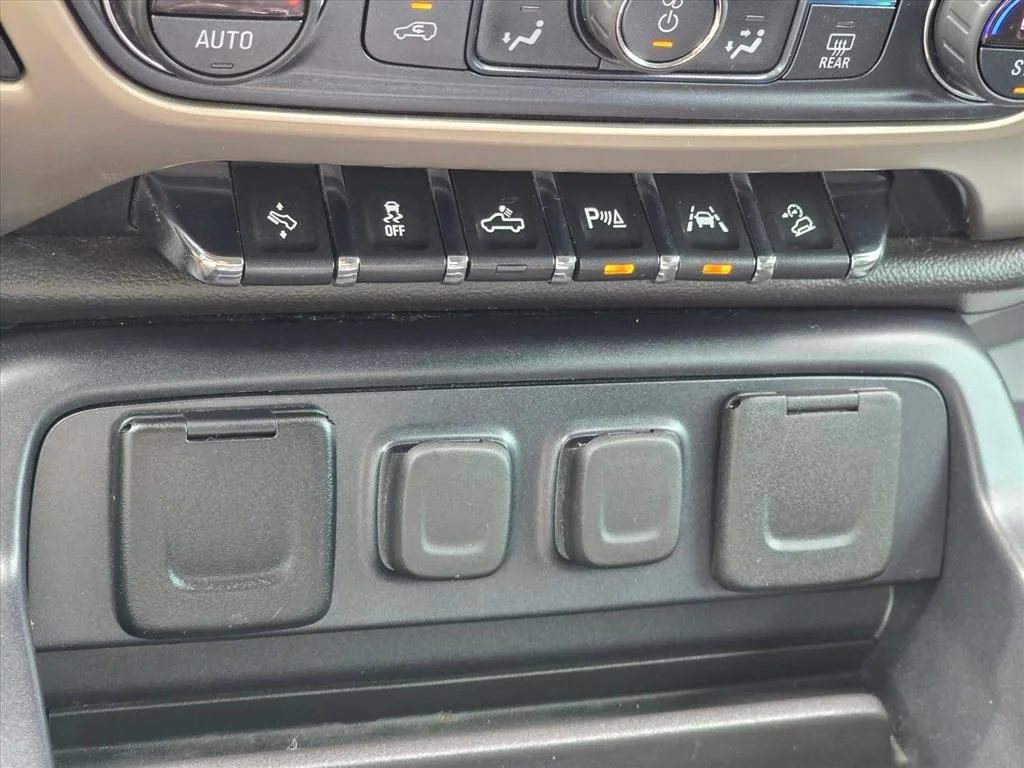 Used 2018 WHITE FROST TRICOAT GMC Denali image 19