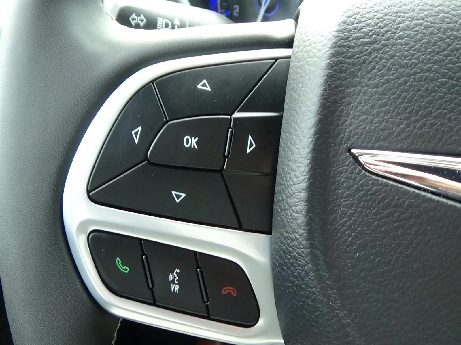 Used 2025 Bright White Clear Coat Chrysler Select image 21