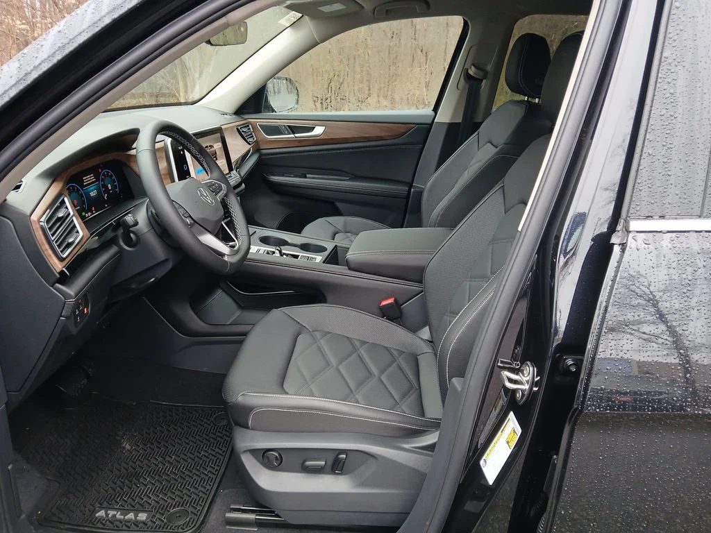 New 2026 Black Volkswagen 2.0T SE image 9