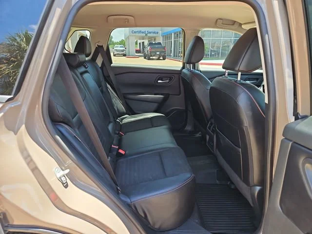 Used 2025  Nissan Rock Creek image 15