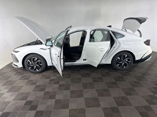 Used 2025 White Hyundai SEL image 11