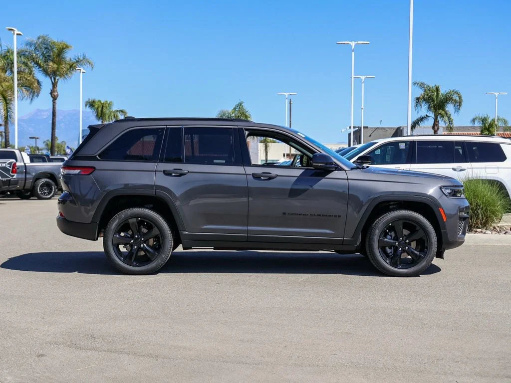 New 2026 Baltic Gray Metallic Clear-Coat Exterior Paint Jeep Limited image 2