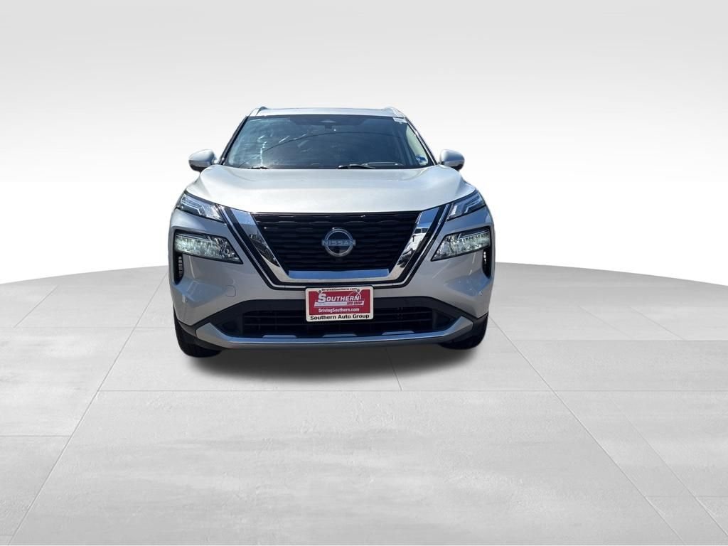 Used 2023 Silver Nissan Platinum image 2