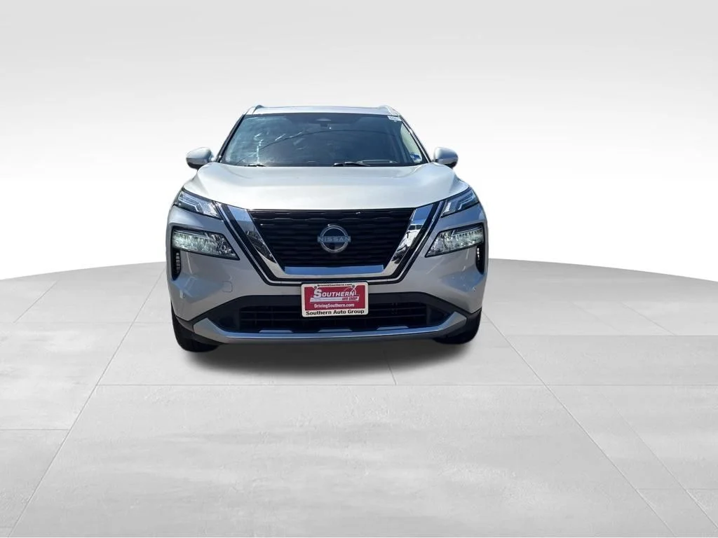 Used 2023 Silver Nissan Platinum image 2