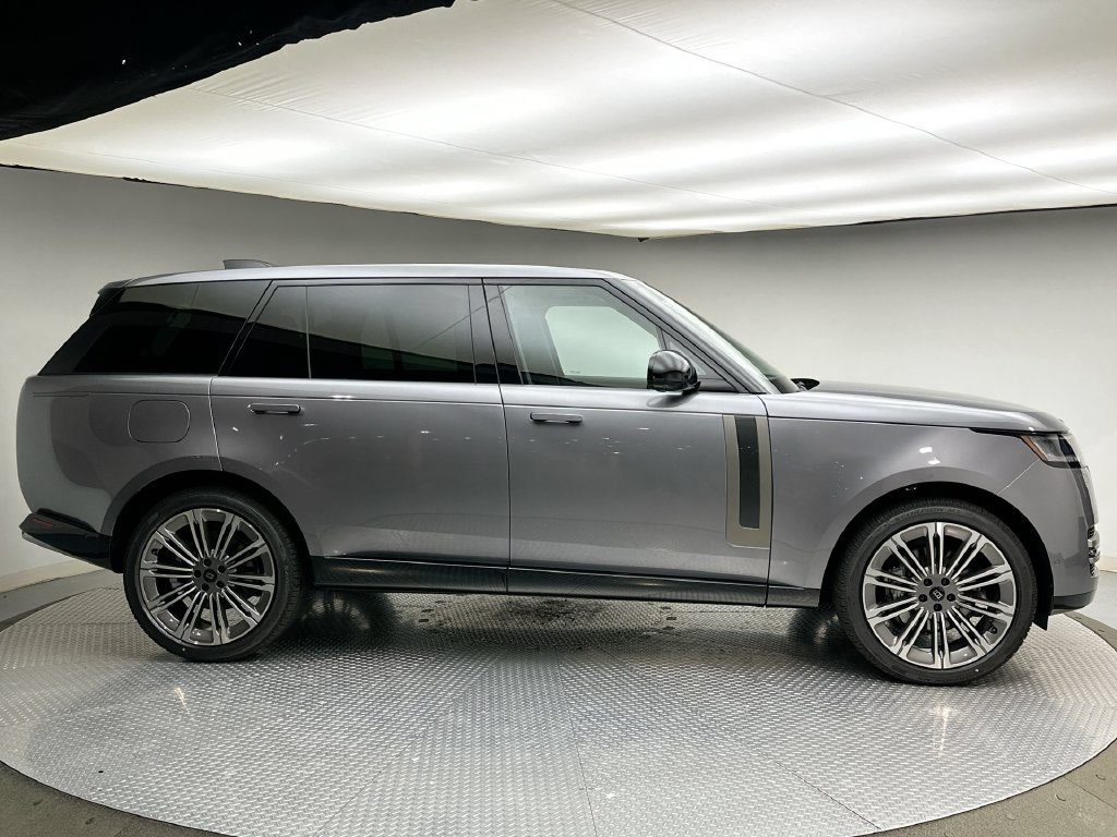 New 2027 Eiger Grey Land Rover SE image 4