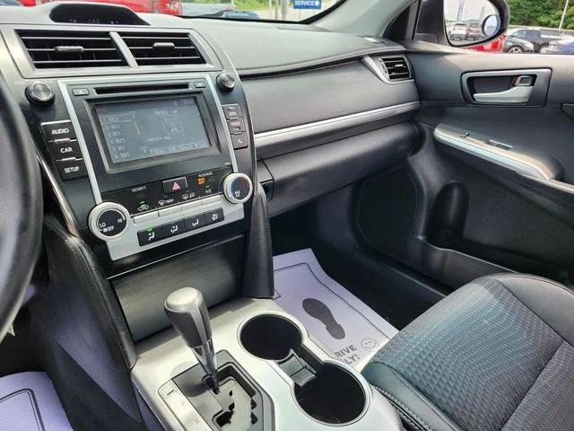 Used 2014 White Toyota SE image 27
