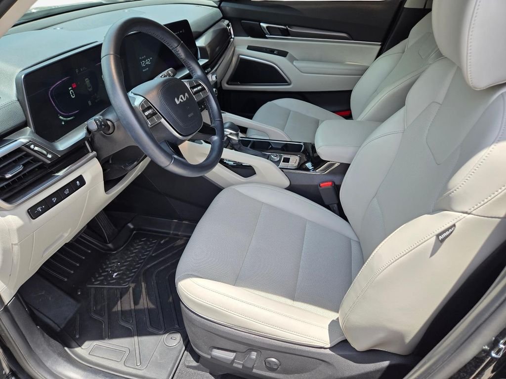 Used 2025 Black Kia S image 15