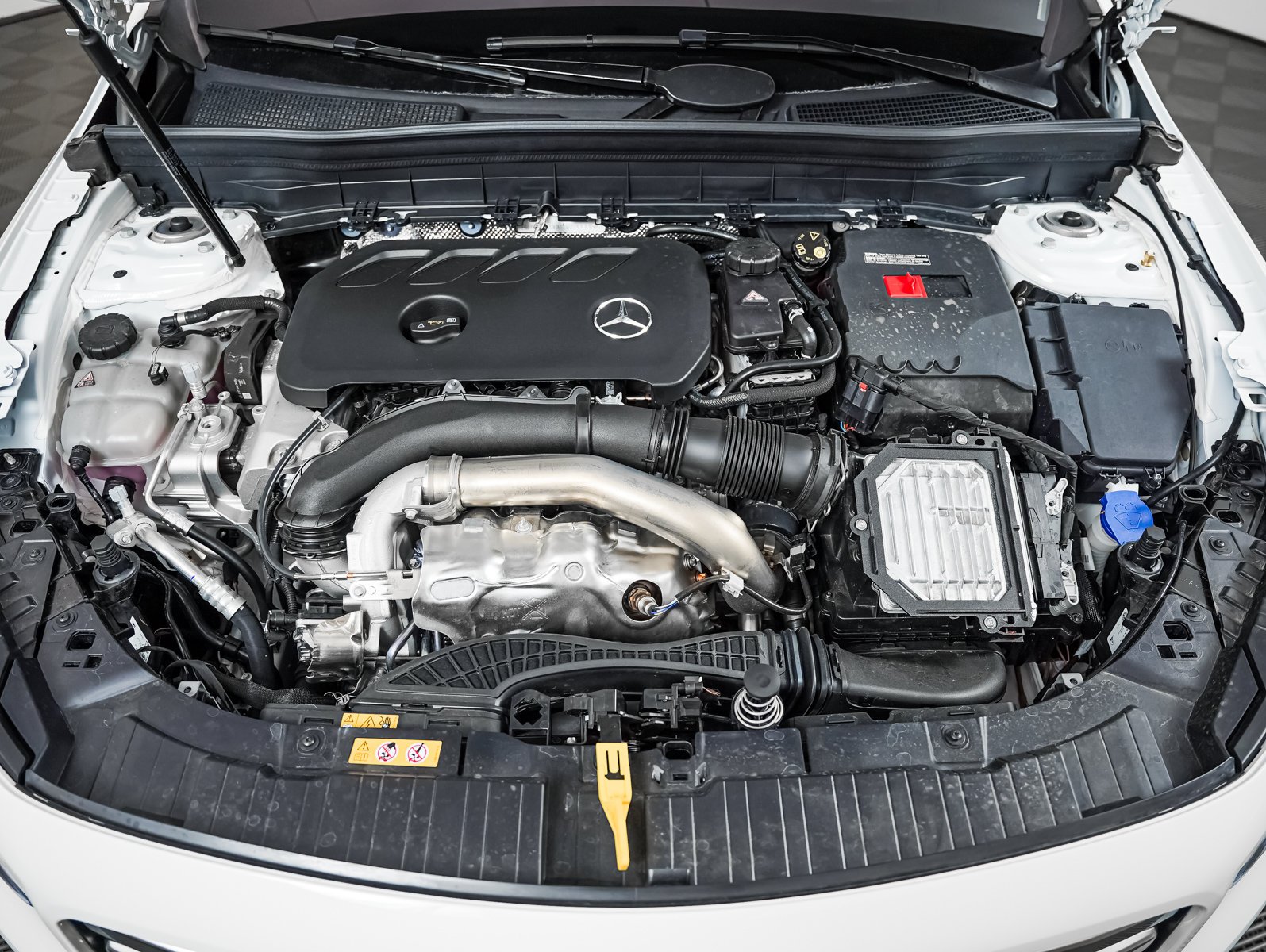 New 2026 Polar White Mercedes-Benz GLB 250 image 3