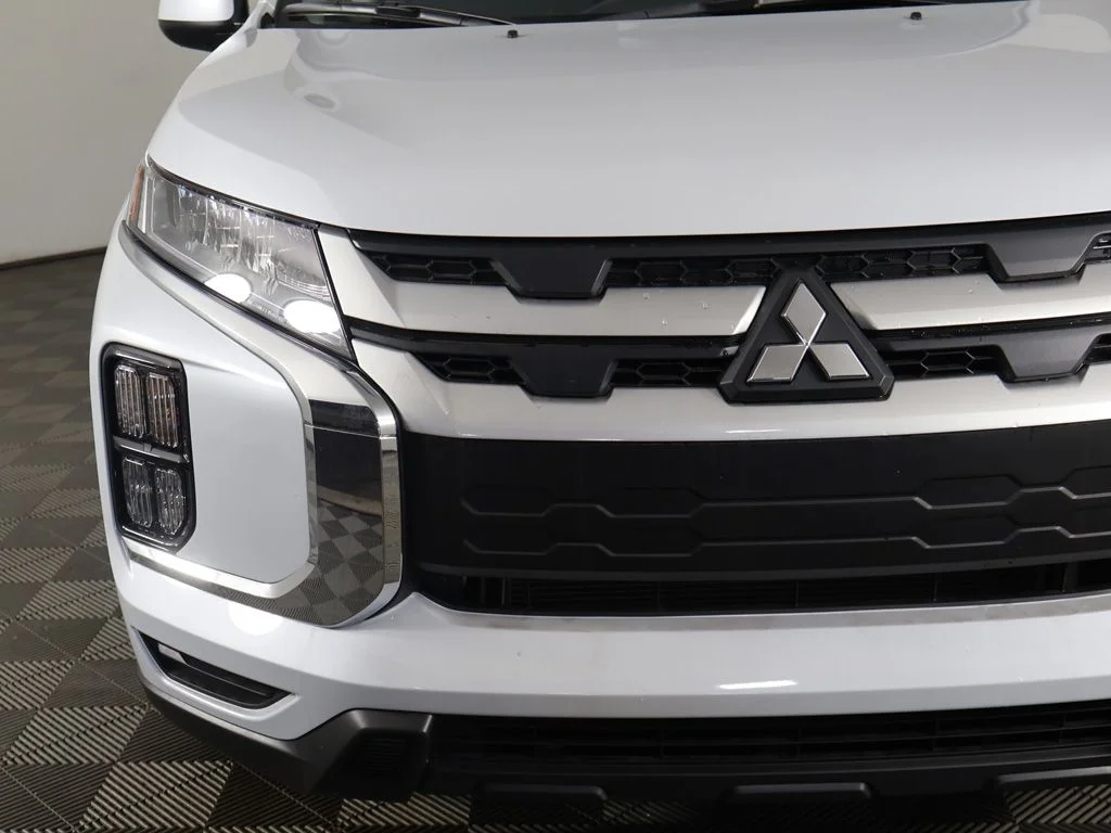 New 2027 White Mitsubishi 2.0 ES AWC image 10