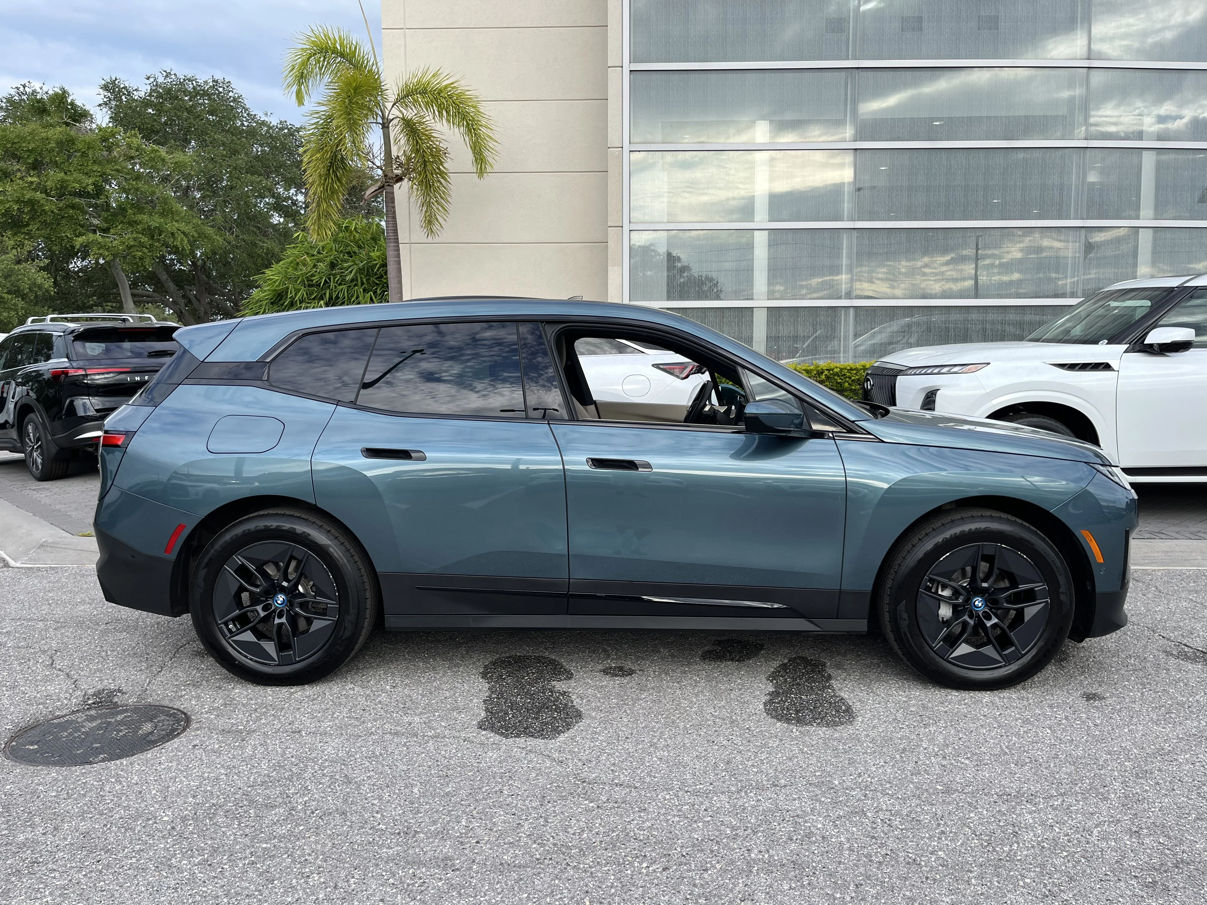 Used 2025 Blue Ridge Mountain Metallic BMW xDrive50 image 11