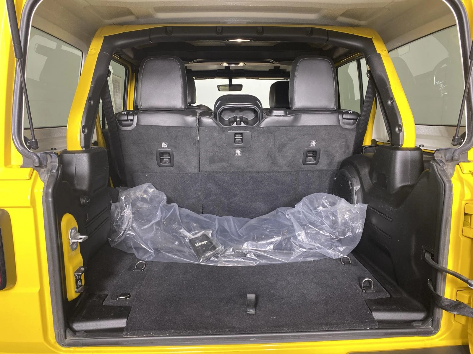 Used 2019 Hellayella Jeep Sahara image 28