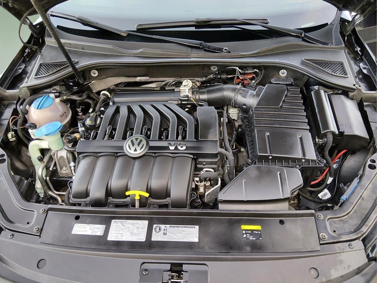 Used 2017 Deep Black Pearl Volkswagen V6 SEL Premium image 17