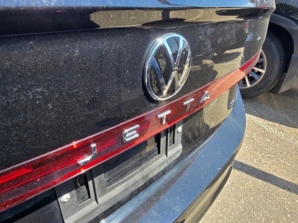 Used 2025 Deep Black Pearl Volkswagen SE image 12