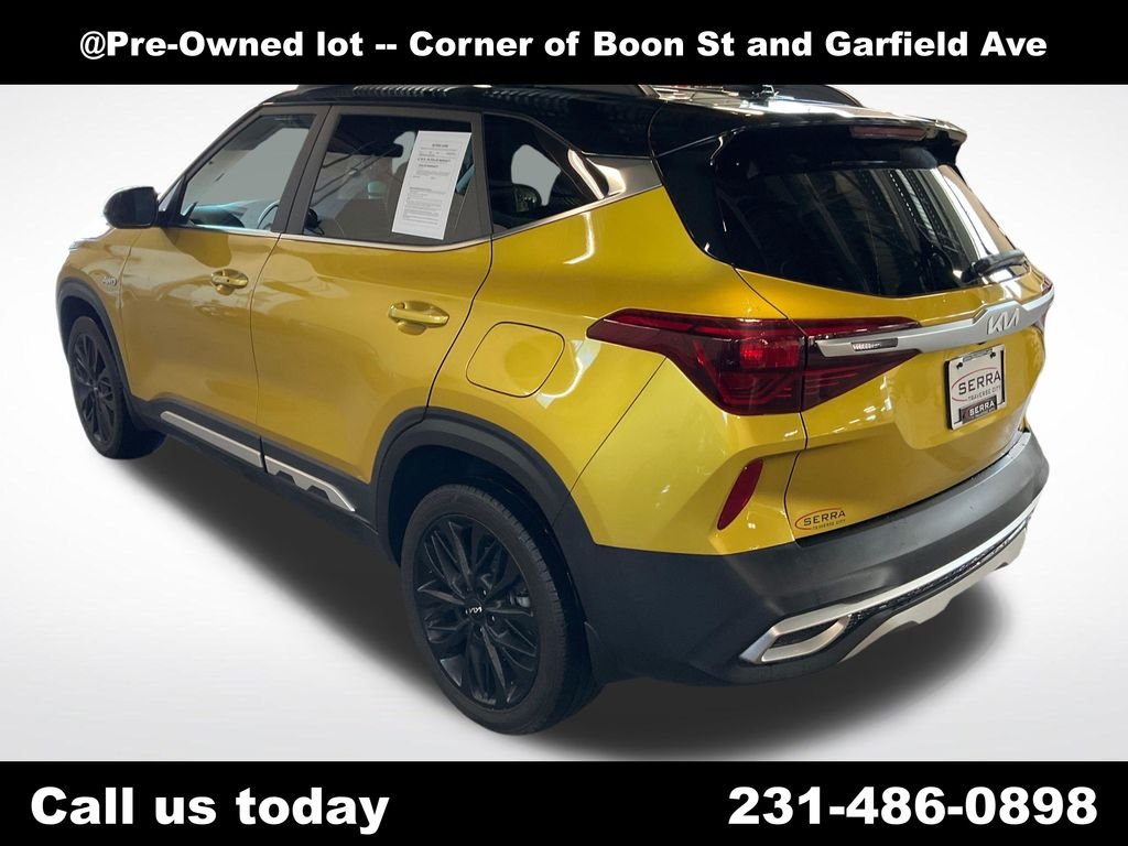 Used 2022 Yellow Kia Nightfall image 3