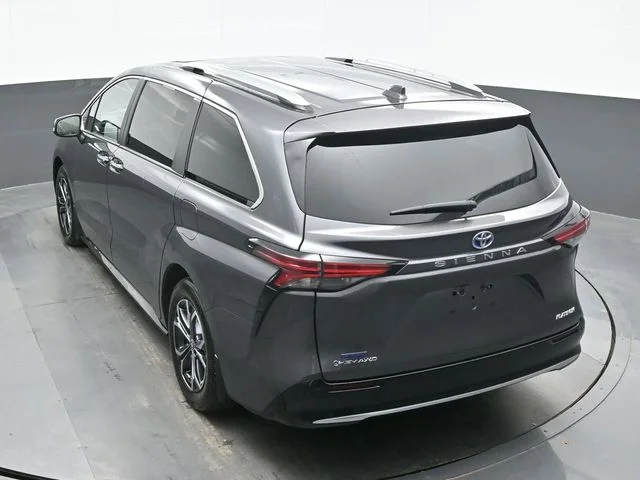 2025 Toyota Sienna Platinum - Photo 10