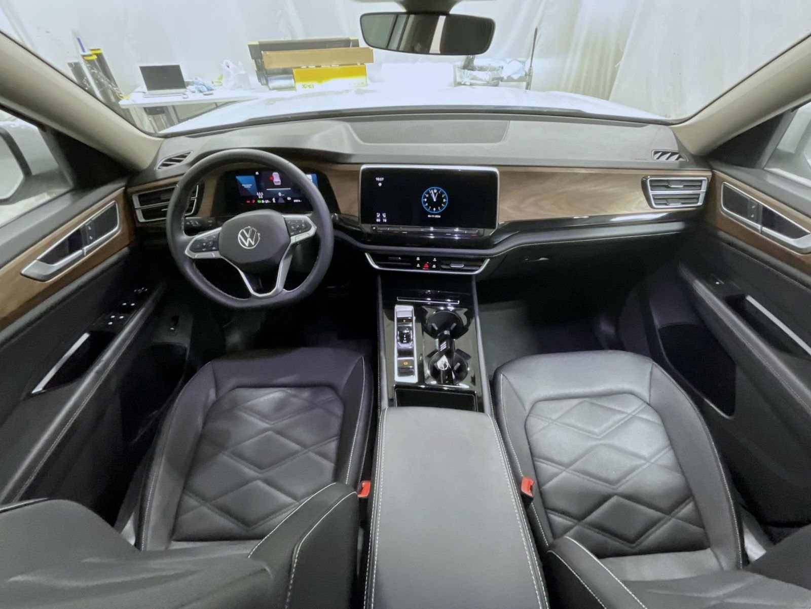 2025 Volkswagen Atlas SE w/Tech - Photo 14