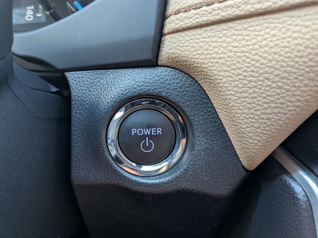 Used 2025  Toyota XLE Premium image 18