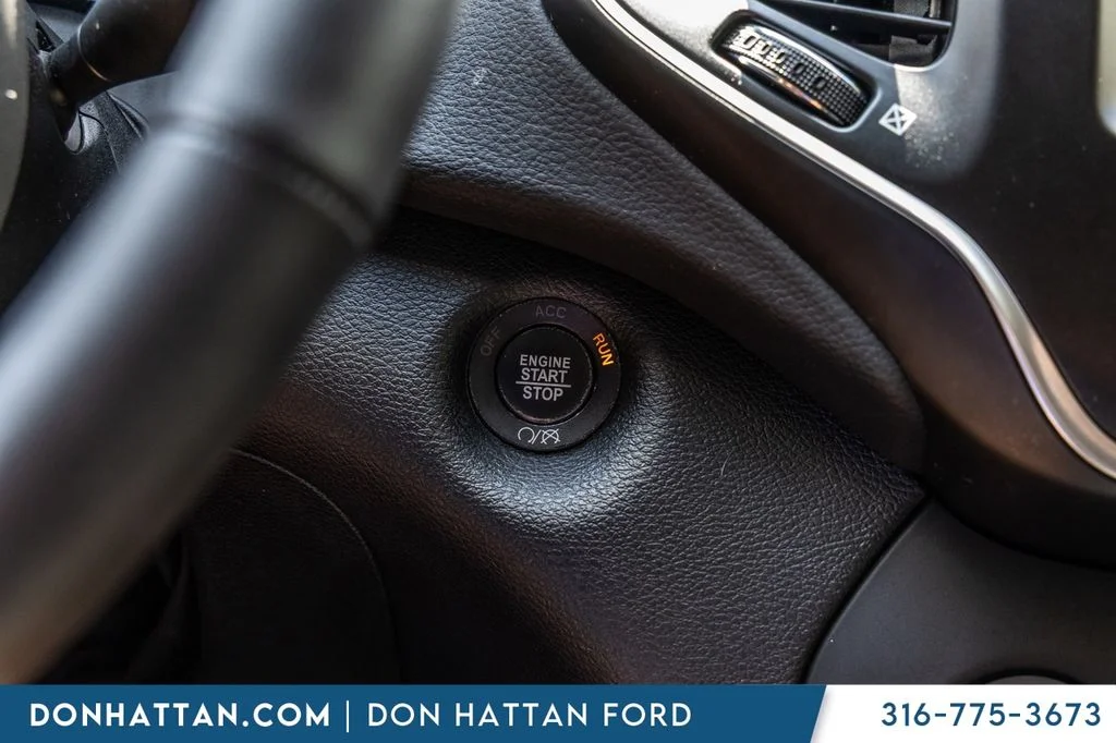 Certified Used 2022 Gray Jeep Latitude Lux image 15