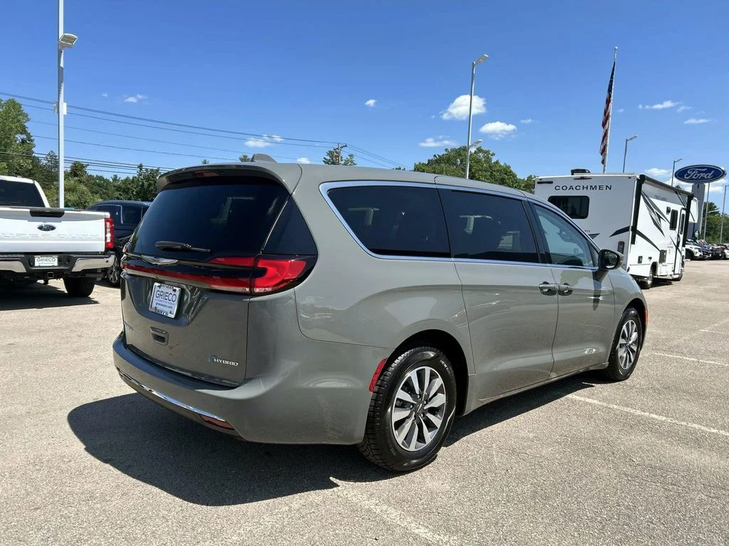 Used 2022 White Chrysler Touring L image 3