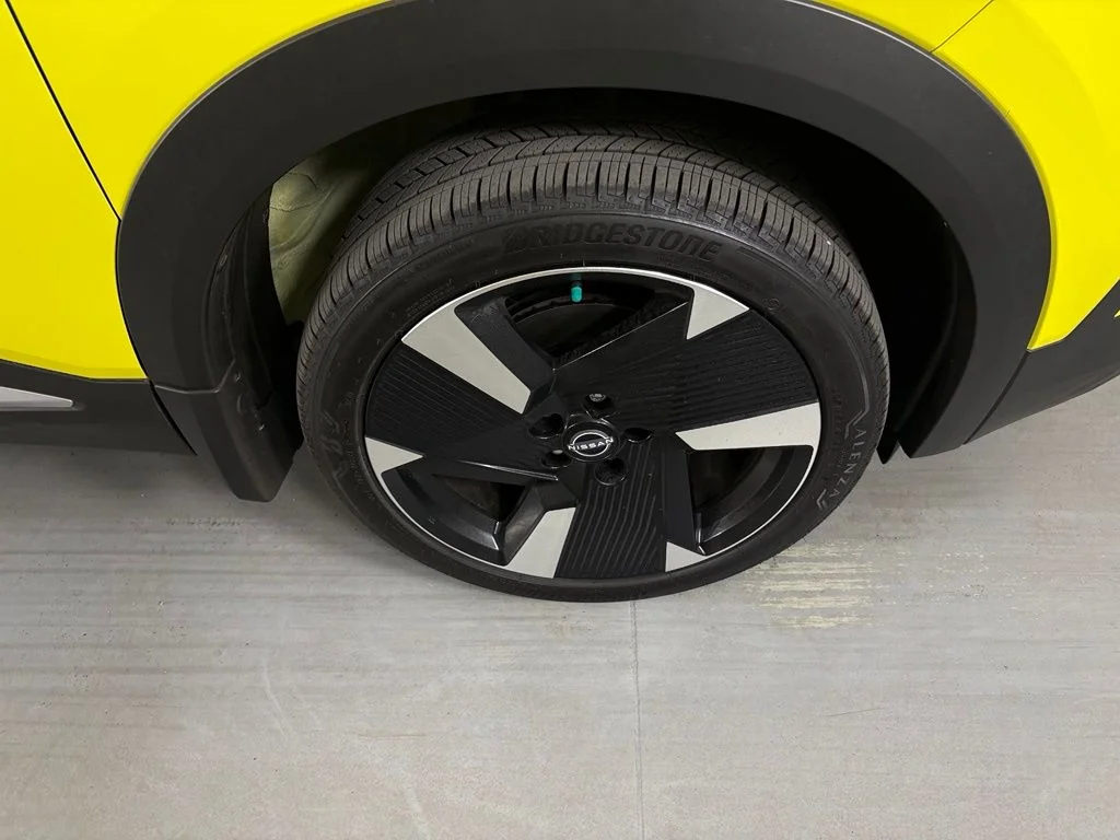New 2026 Yuzu Yellow Metallic / Super Black Two-tone Nissan SR image 10