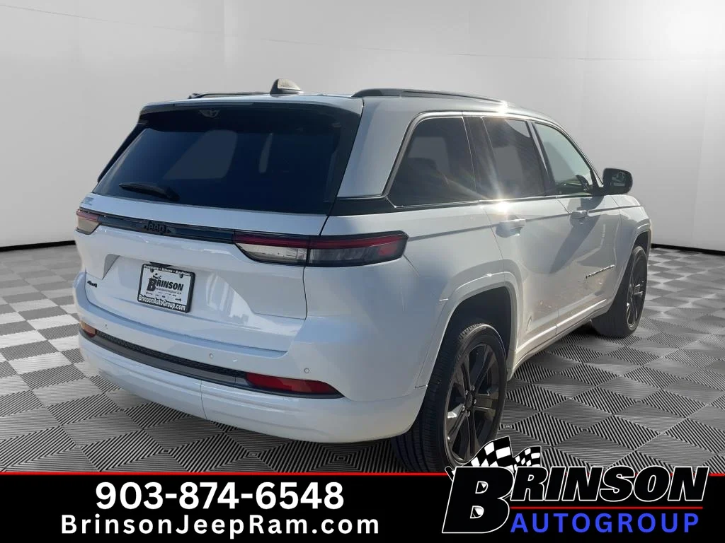 New 2027 Bright White Clear-Coat Paint Jeep Limited Reserve image 5