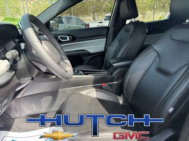 Used 2025 Silver Jeep Limited 4x4 image 23