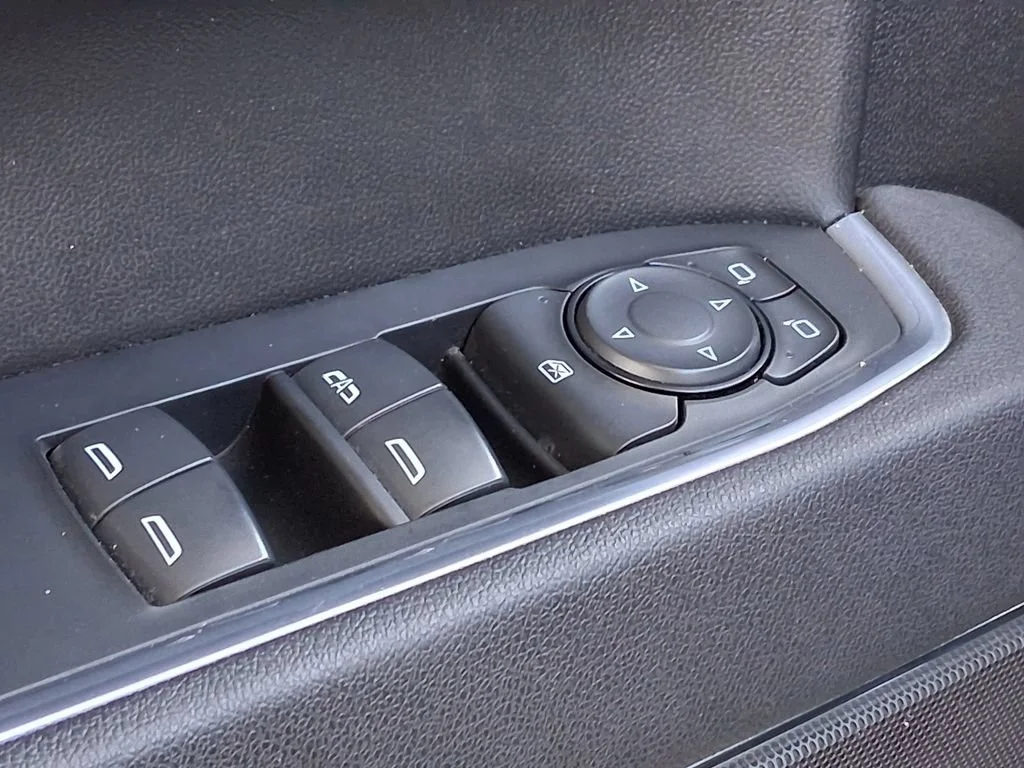 Used 2025 Summit White GMC Elevation image 18