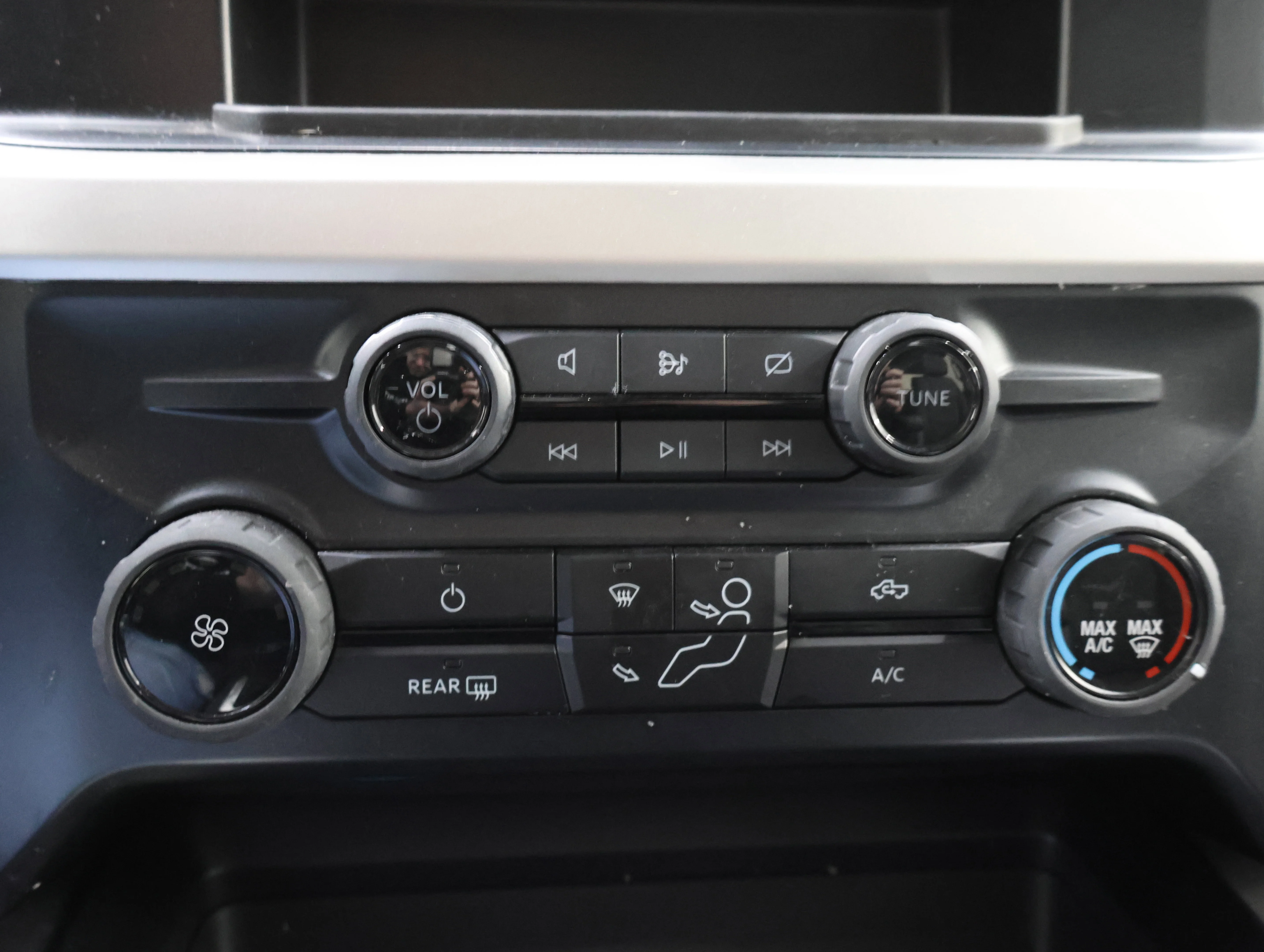 Used 2024 Agate Black Metallic Ford XLT image 46