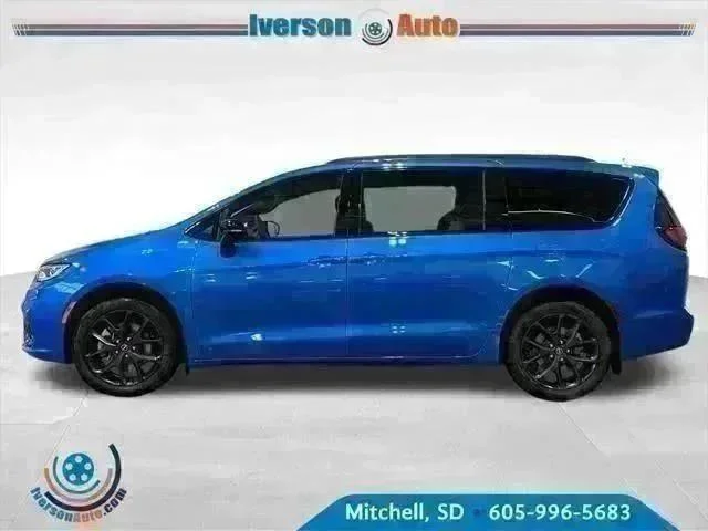 New 2026 Hydro Blue Pearl-Coat Exterior Paint Chrysler Select image 4