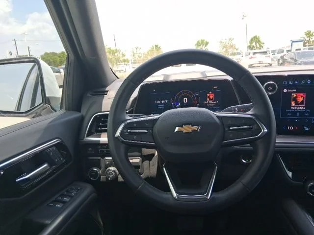 Used 2025 White Chevrolet LT image 9