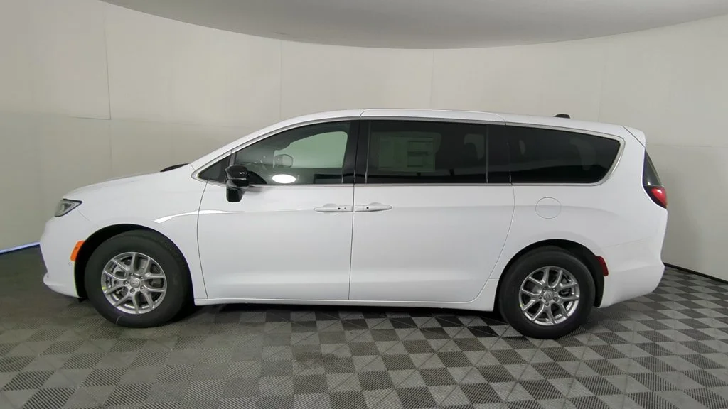 New 2026 Bright White Clear-Coat Exterior Paint Chrysler Select image 8