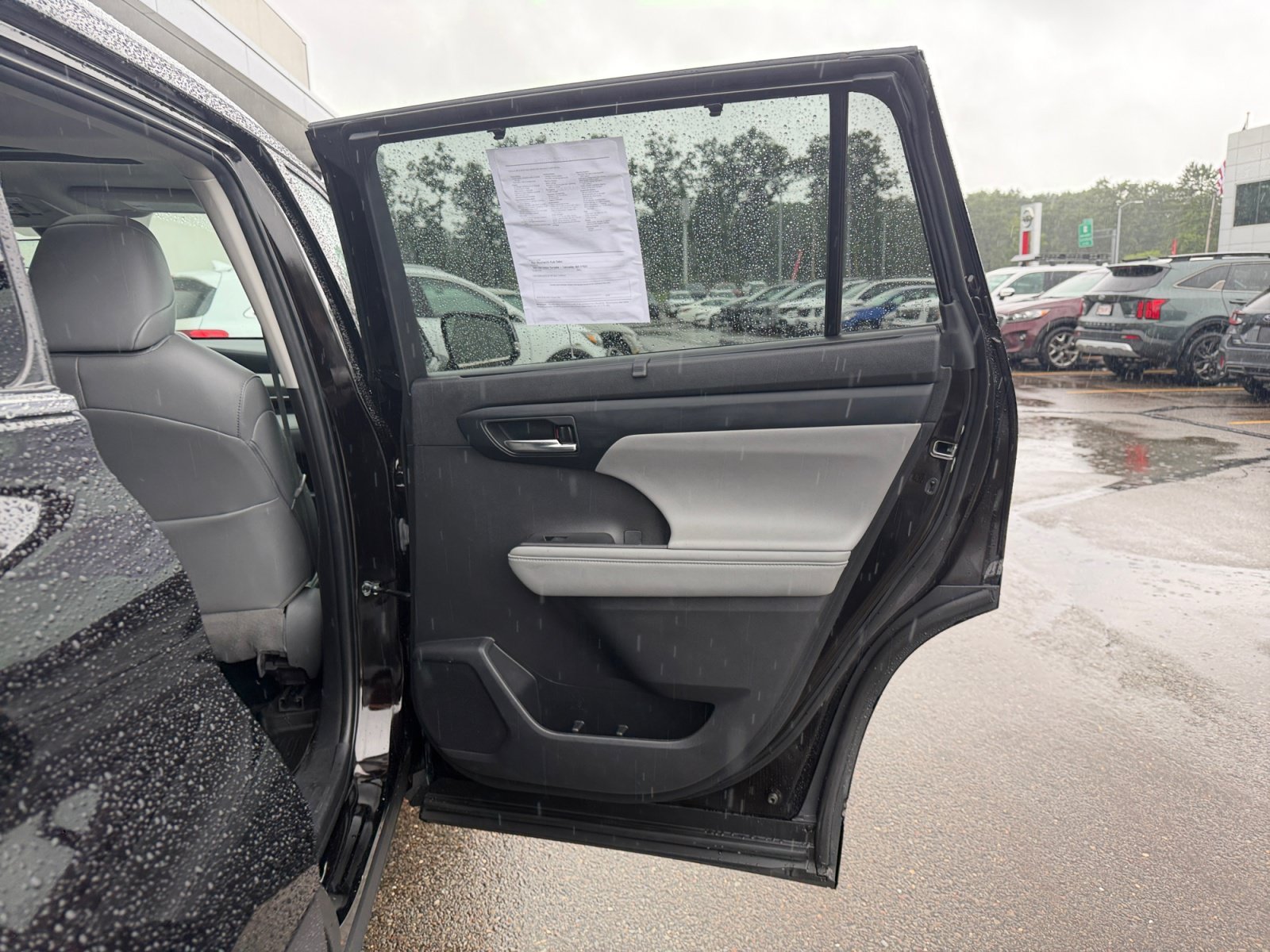 Used 2022 Amber Toyota XLE image 36