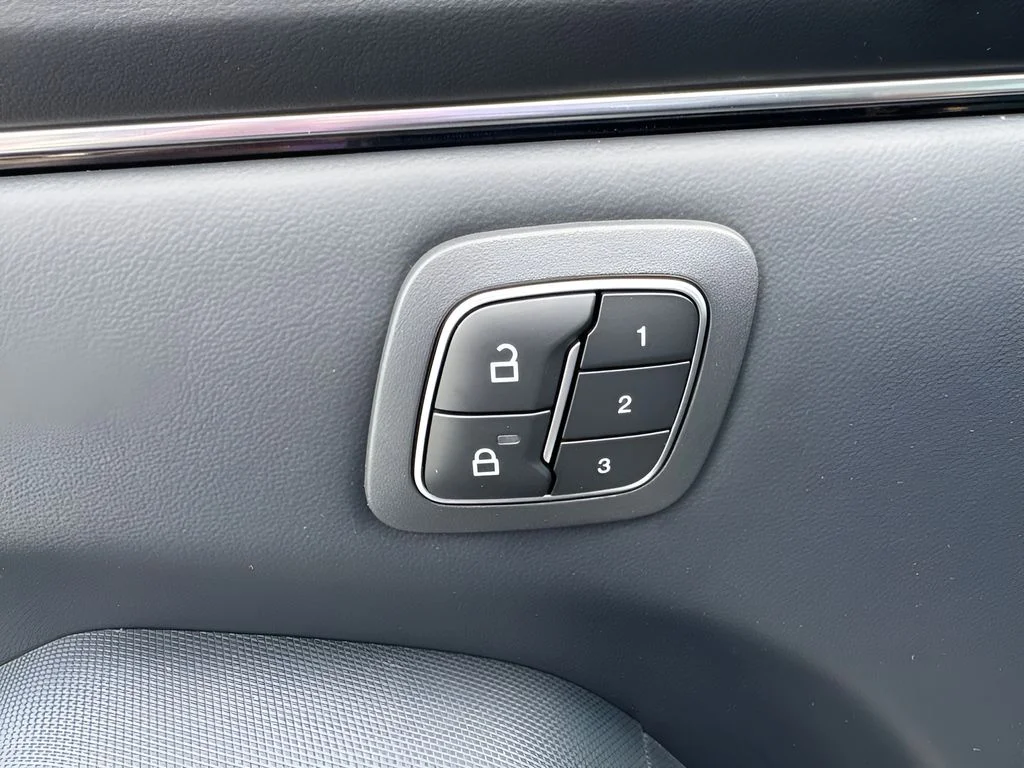 Used 2025 White Ford Select image 12