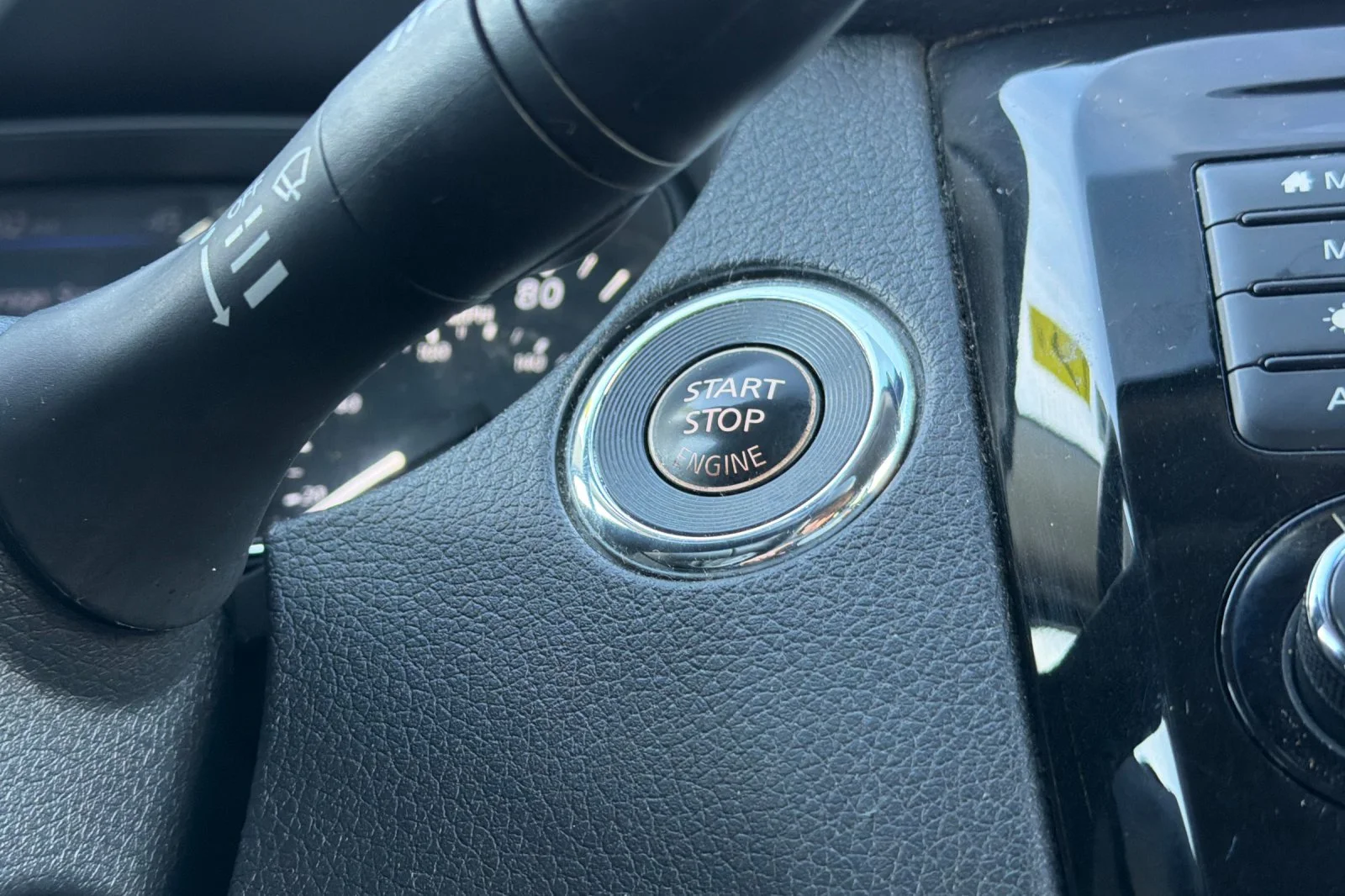 Used 2019 Caspian Blue Metallic Nissan SL image 22