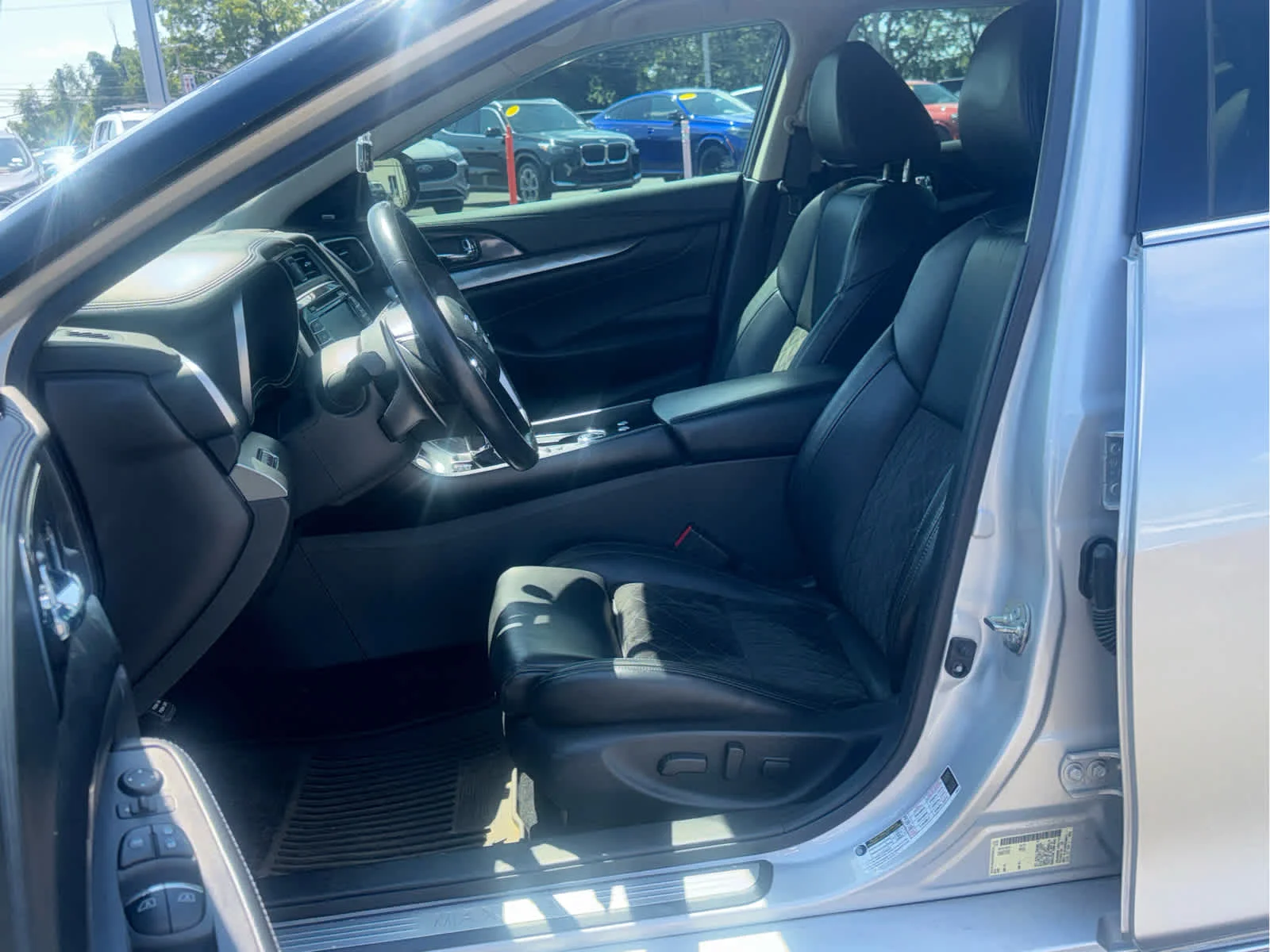 Used 2017 Brilliant Silver Nissan SR image 9