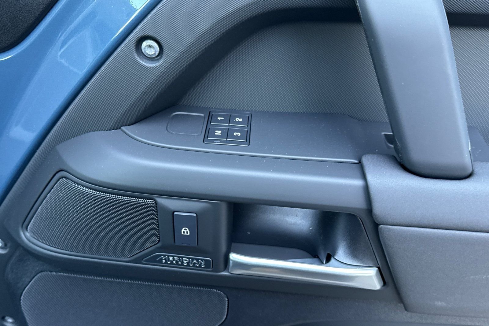 New 2026 Tasman Blue LAND ROVER X-Dynamic SE image 19