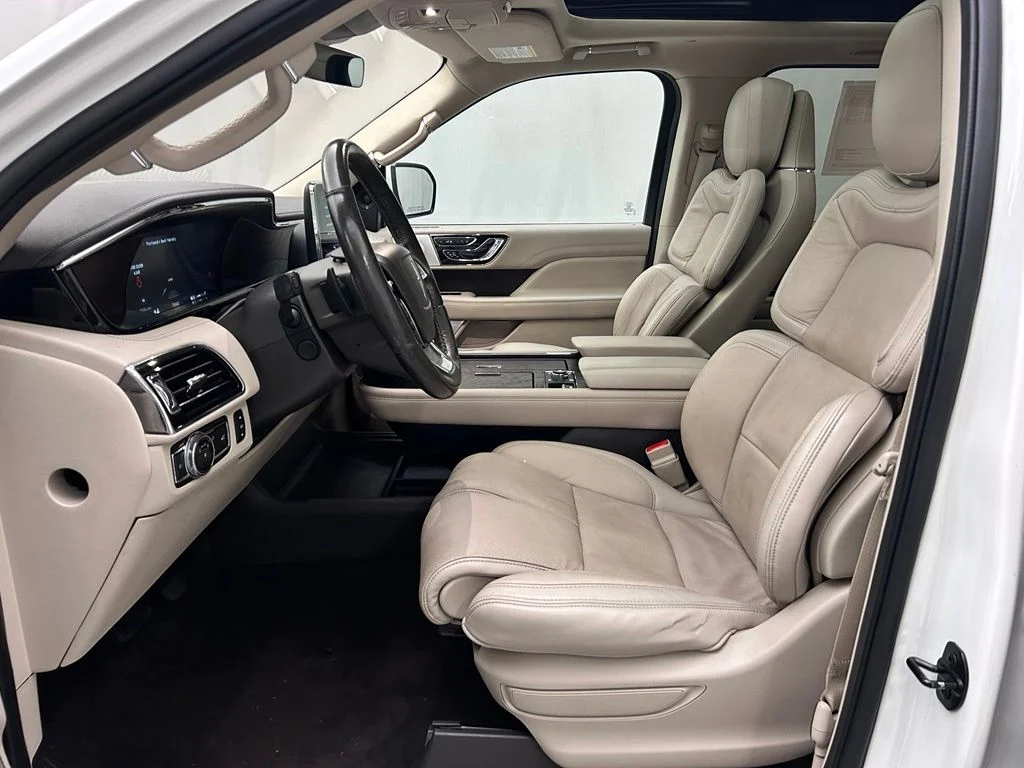 Used 2020 White Lincoln Reserve image 12